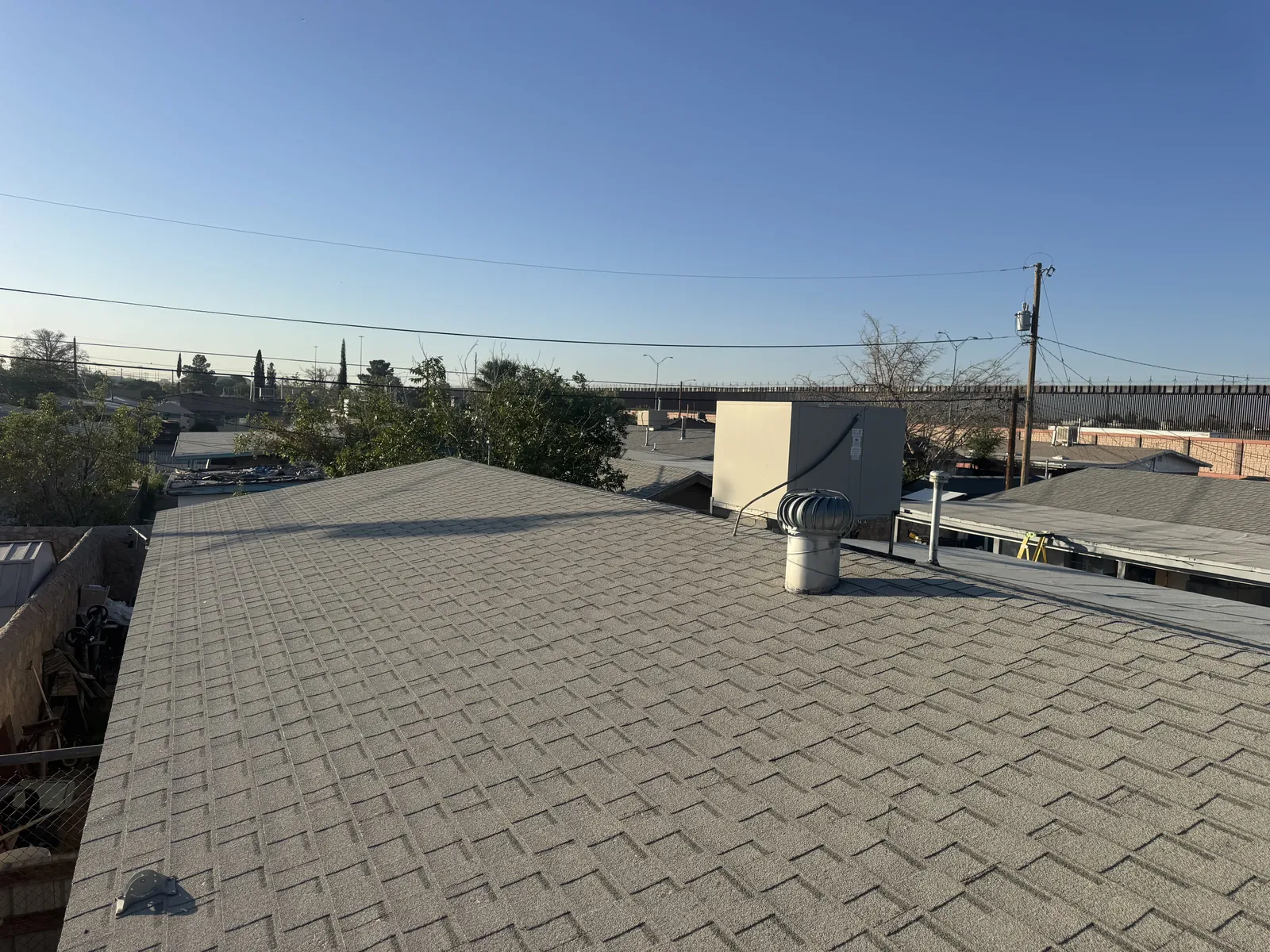 El techo de shingle viejo con su turbina y su cooler, antes de empezar