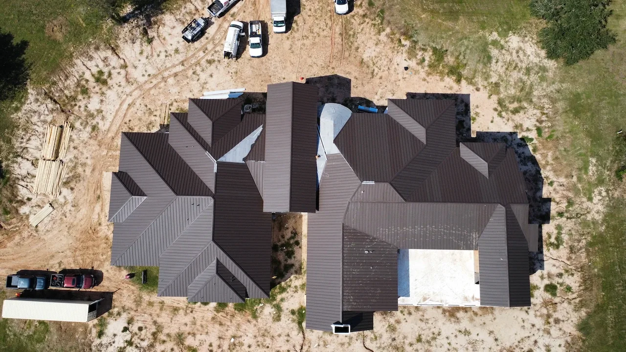 Vista aérea con dron de un techo standing seam grande, un trabajo de Manifest Metals